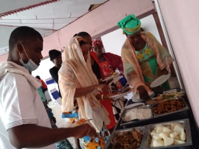 Service du buffet, plats chauds présentés en bacs