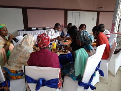 Des convives attablés partagent le repas