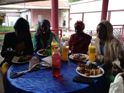 Des convives attablés partagent le repas