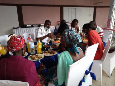 Des convives attablés partagent le repas