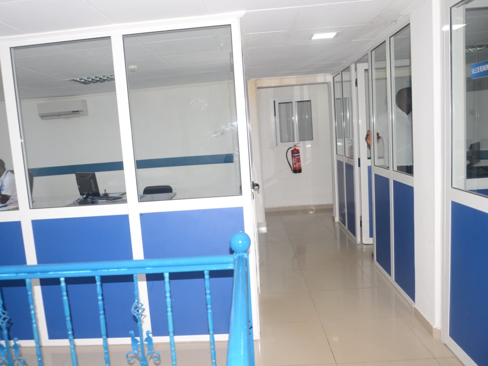 Le couloir d'une agence PASL, bureaux de part et d'autre
