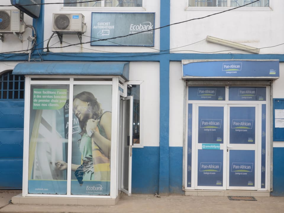 La devanture d'une agence PASL avec son guichet automatique