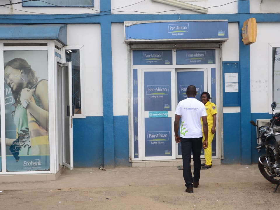 La devanture d'une agence PASL, portes ouvertes