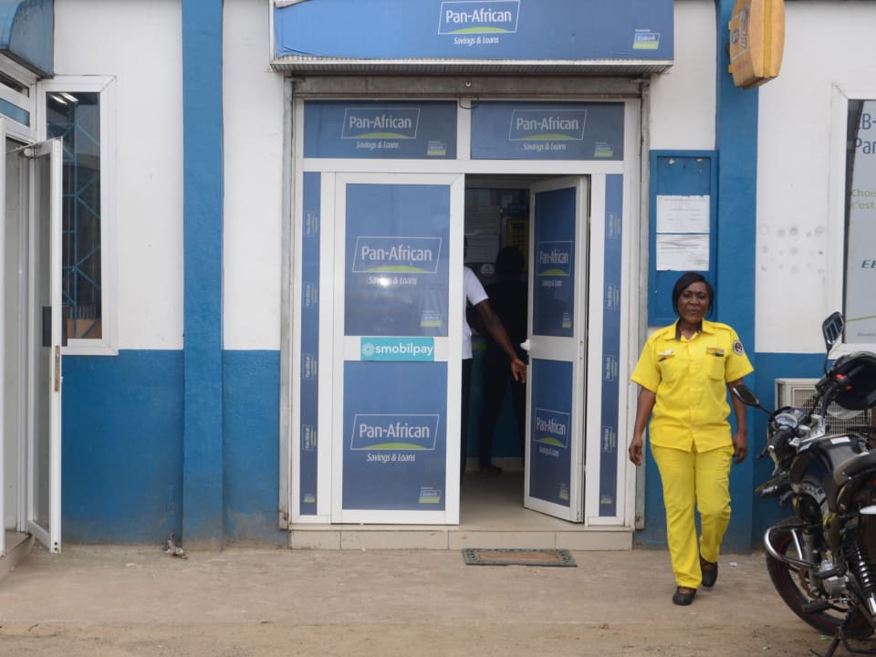 L'entrée d'une agence PASL, portes ouvertes