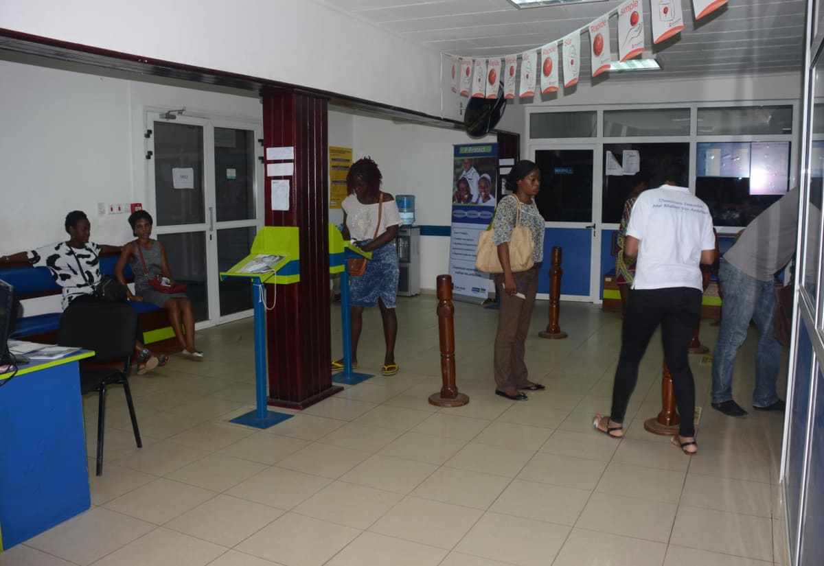 Le hall d'une agence PASL, clientèle au guichet et en salle d'attente