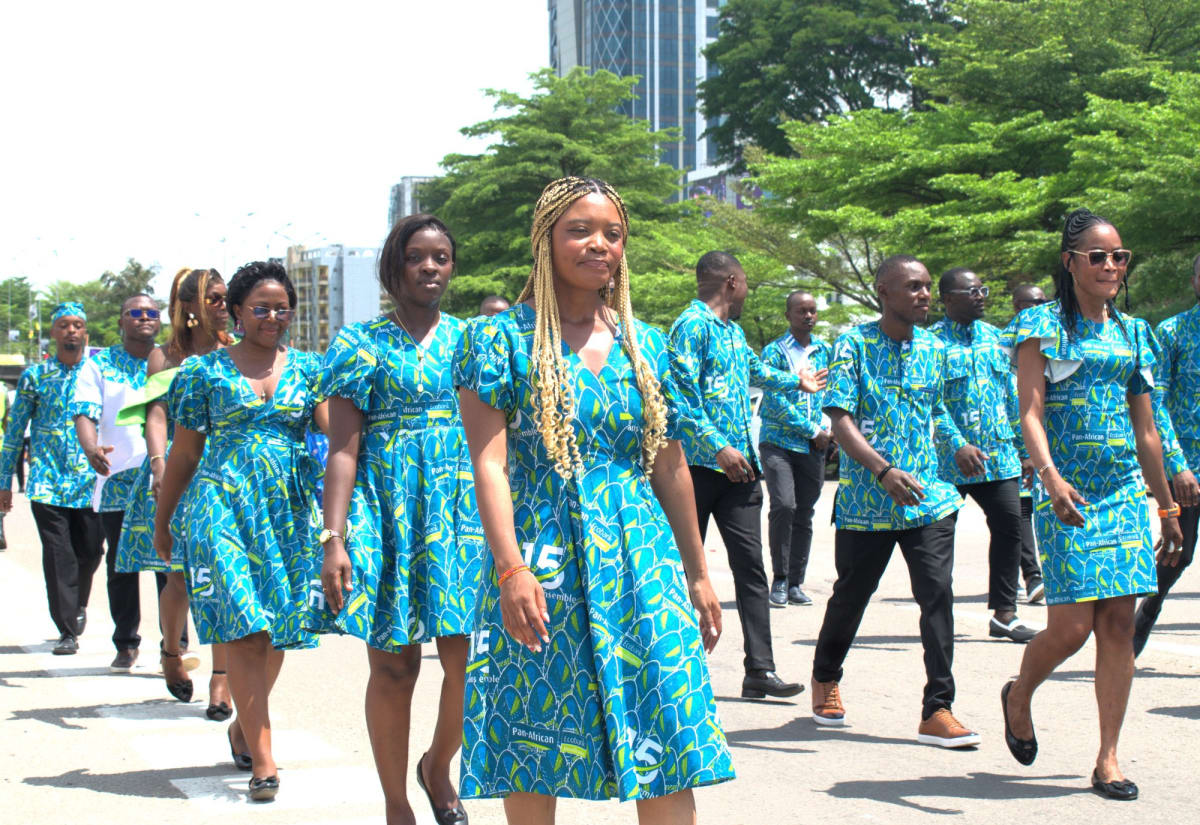 Le cortège de PASL défilant sur une avenue de Douala lors de la Fête du Travail 2026