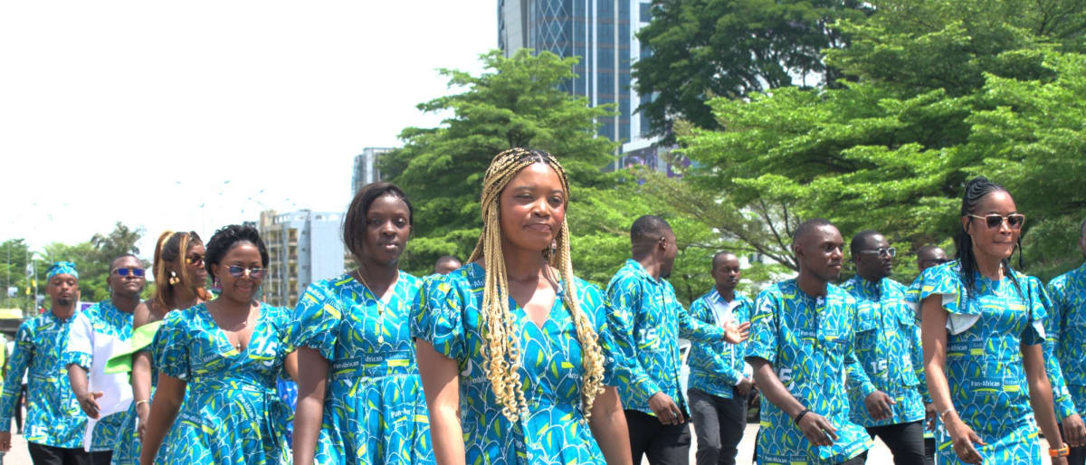 Le cortège de PASL défilant sur une avenue de Douala lors de la Fête du Travail 2026