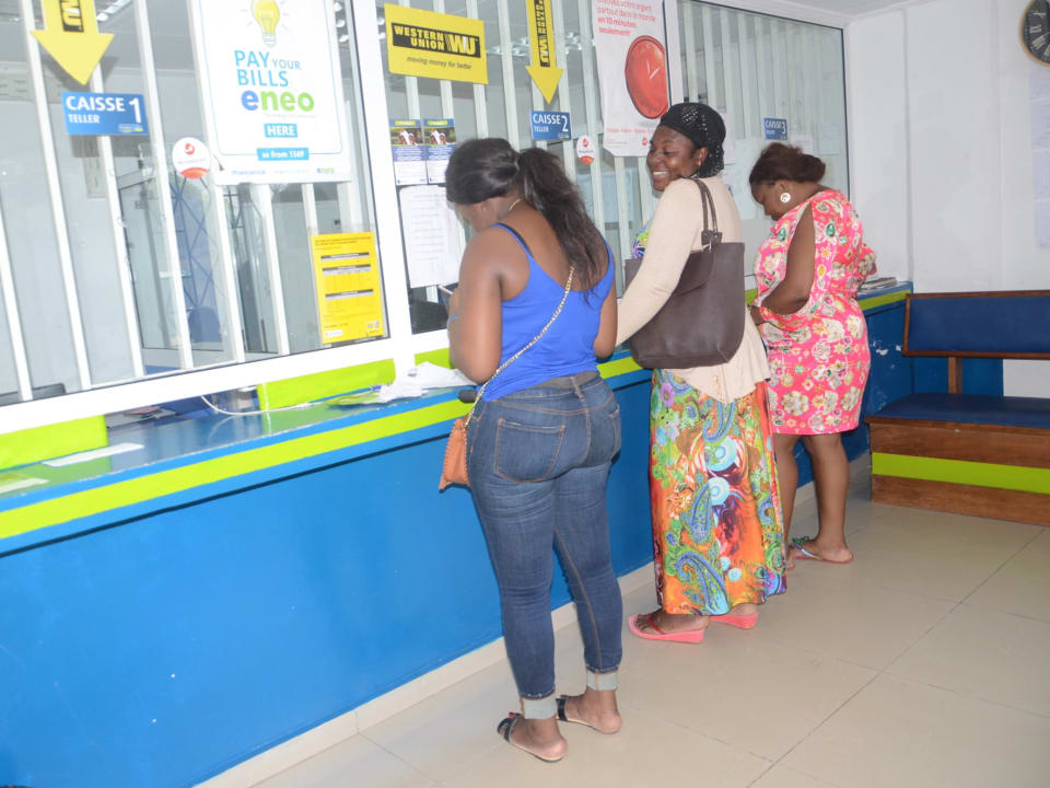 Des clientes au guichet d'une agence PASL