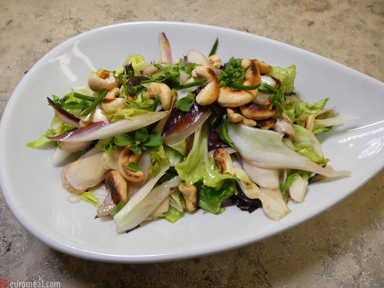 Gebratenes Endivien Chicorée Gemüse mit Nüssen - euromeal.com Gebratenes Endivien Chicorée Gemüse mit Nüssen - euromeal.com