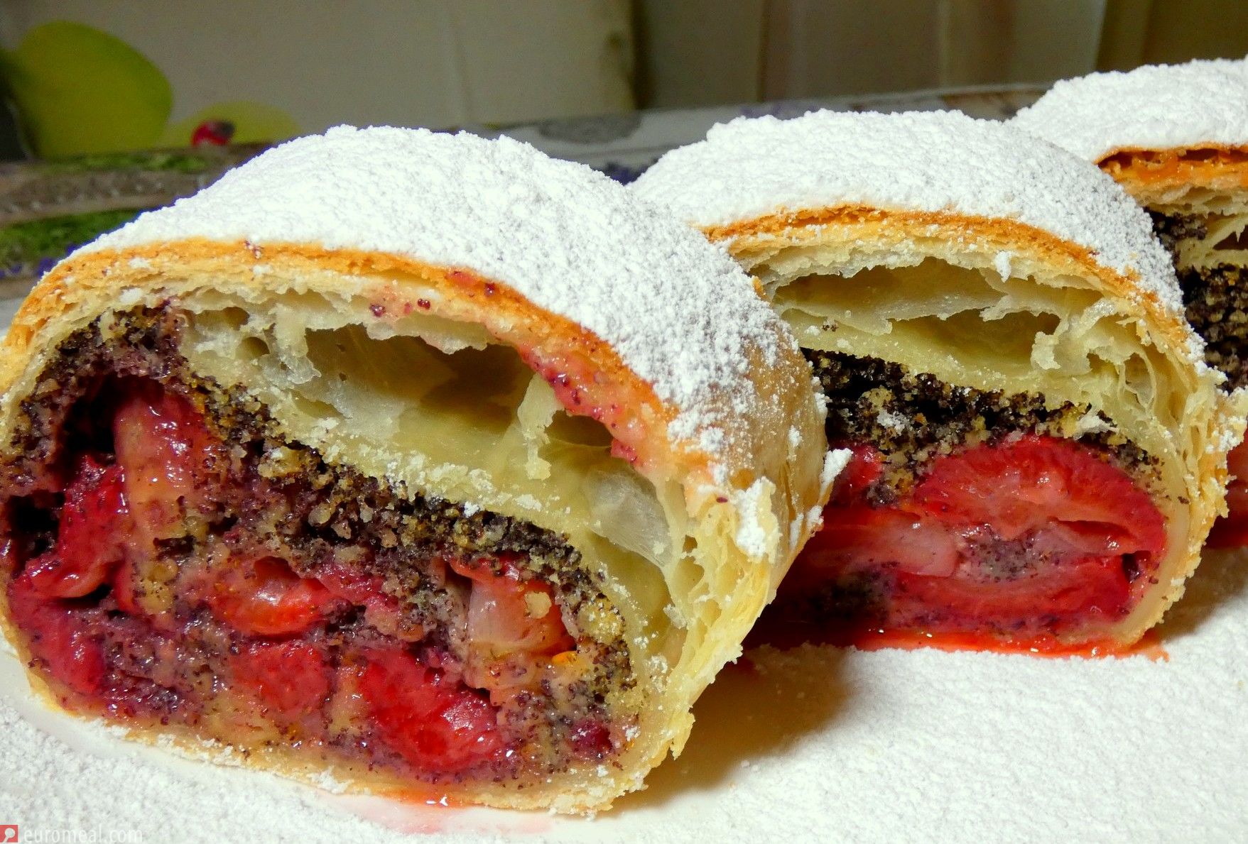 Erdbeer Mohn Strudel