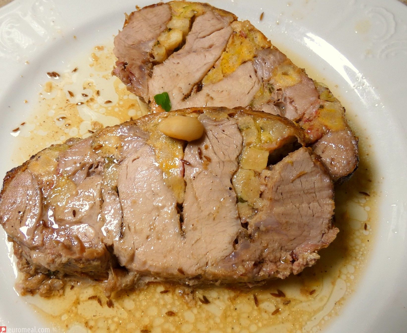 Fächerbraten mit Semmelfüllung · euromeal