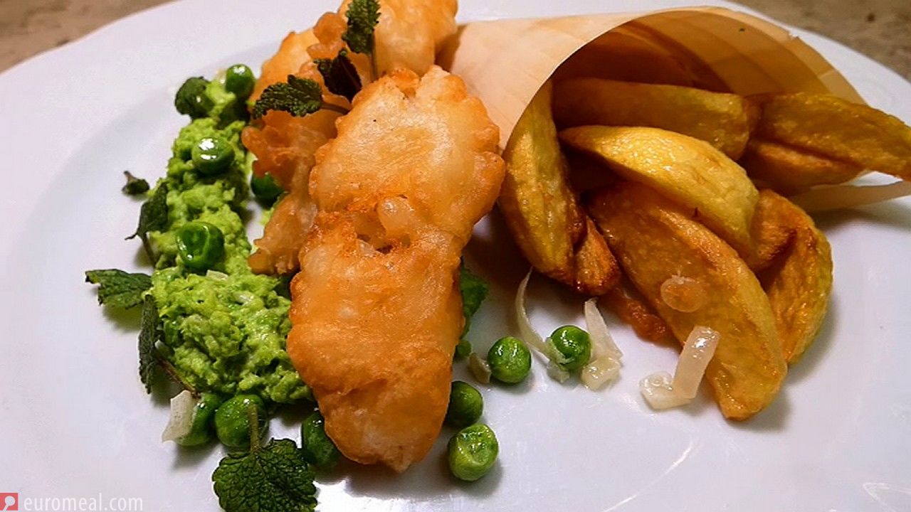 Fisch und Chips mit Erbsenpüree