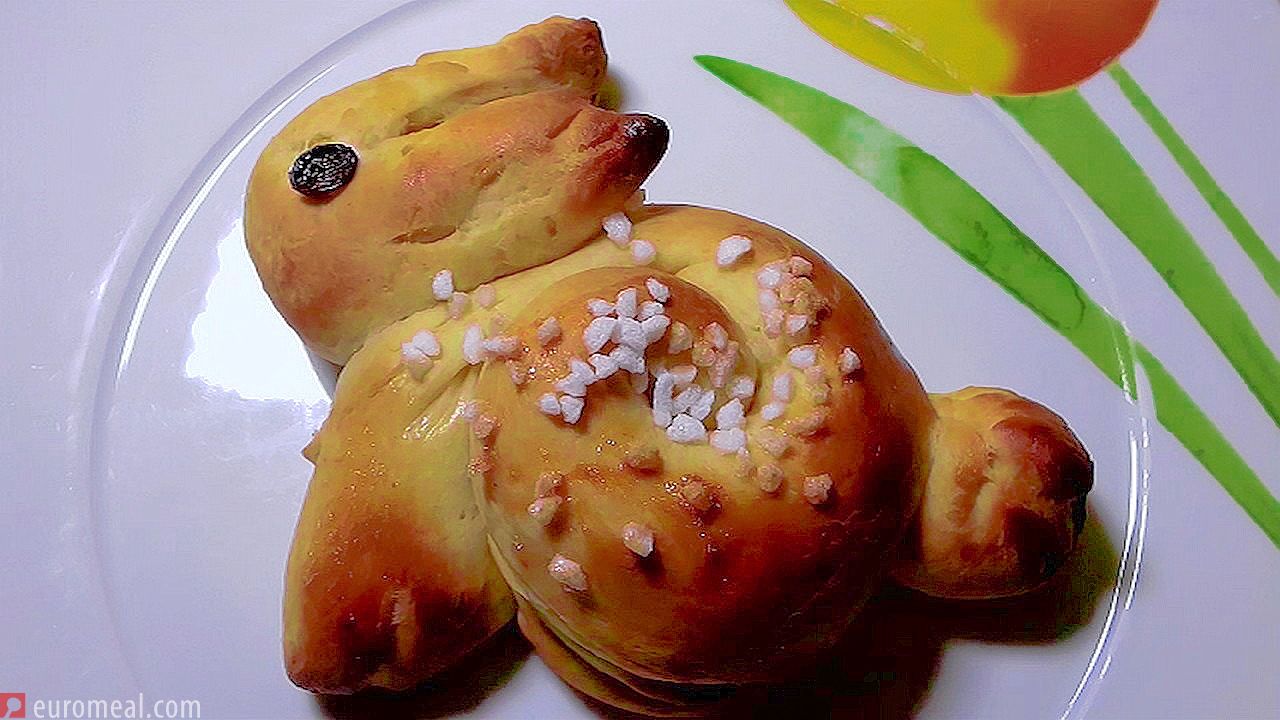 Sweet Easter Bunnies made from yeast dough - euromeal.com