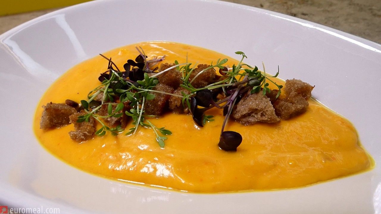 Kürbiscremesuppe mit Orange und Curry