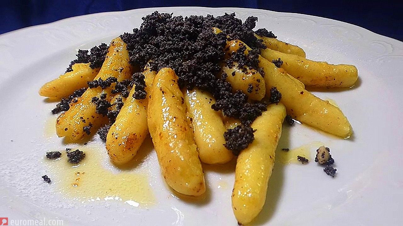 Mohnnudeln, leckere österreichische Süßspeise · euromeal