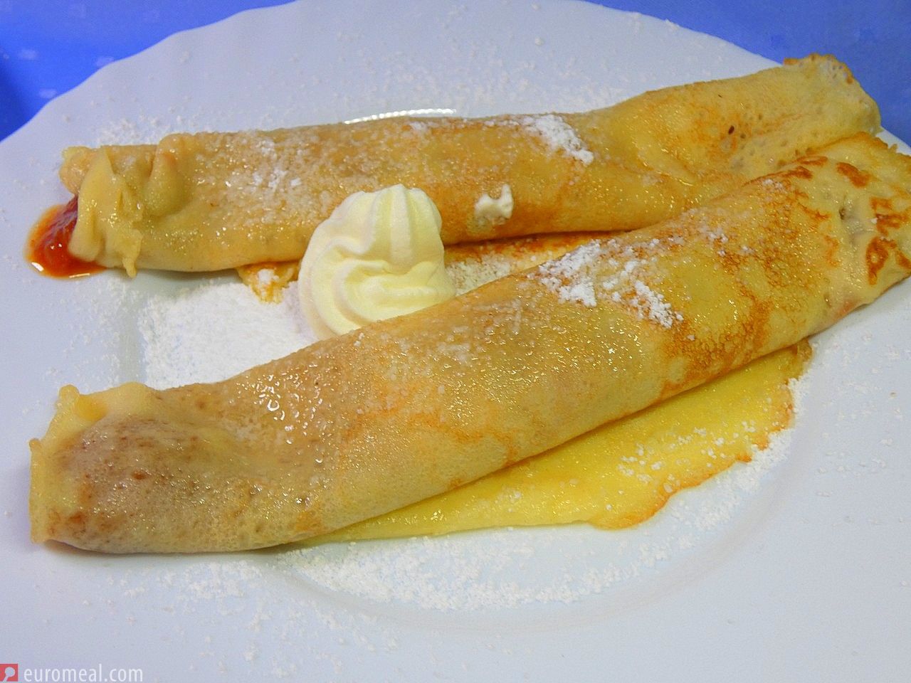 Eierkuchen mit Konfitüre gefüllt · euromeal