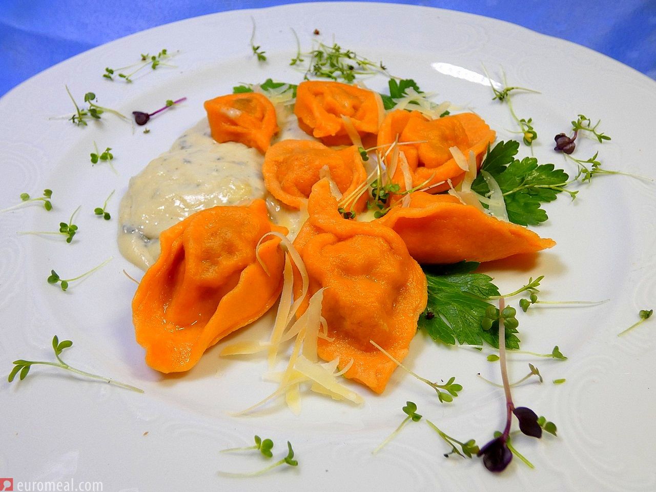 Ravioli mit Fleischfüllung in Gorgonzolasauce - euromeal.com Ravioli mit Fleischfüllung in Gorgonzolasauce - euromeal.com