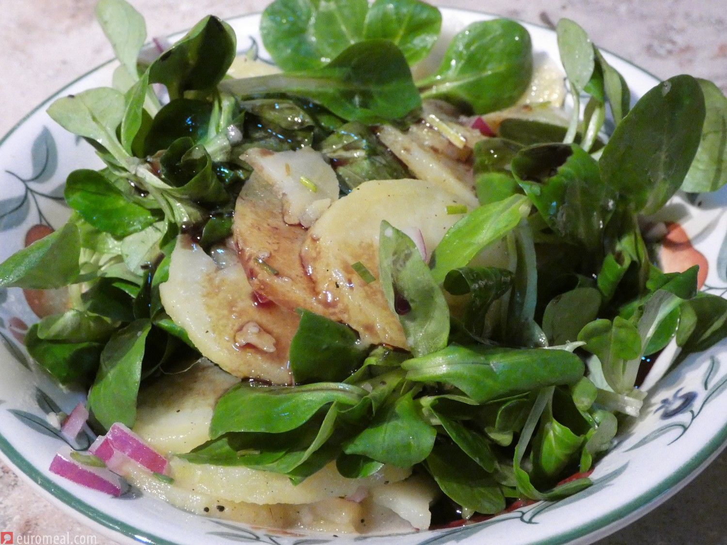 Steirischer Kartoffelsalat mit Kürbiskernöl und Feldsalat - euromeal.com