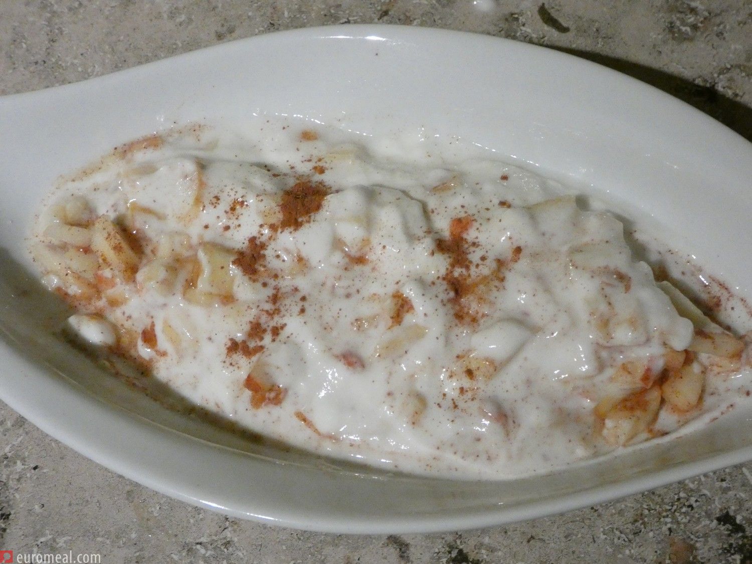 Joghurt mit Apfelwürfeln