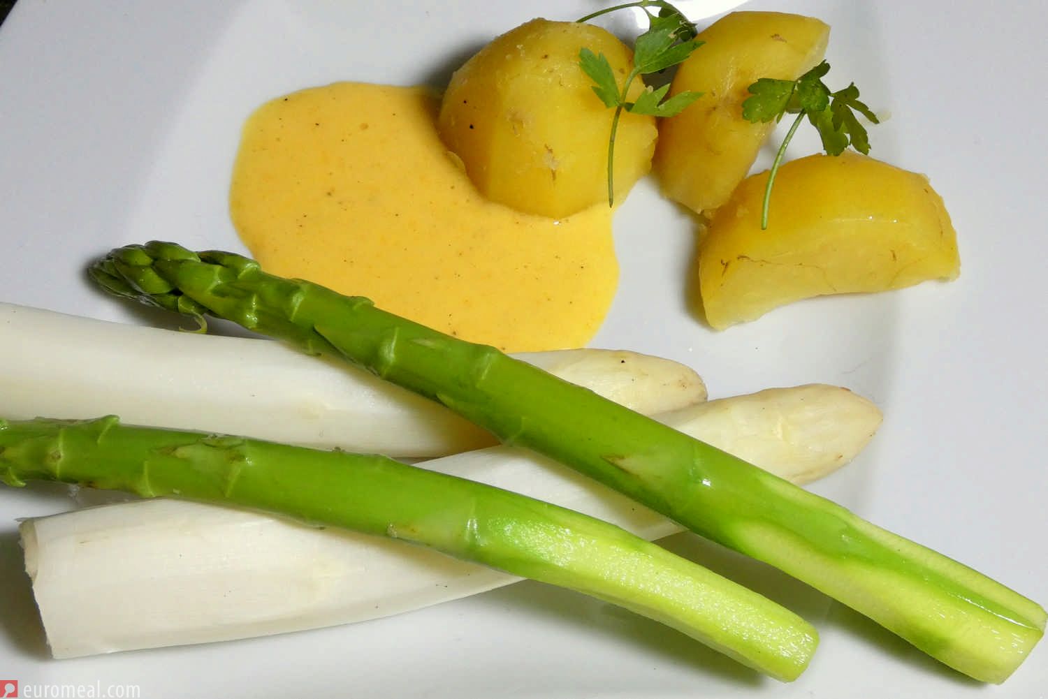 Gekochter Spargel mit Sauce hollandaise · euromeal