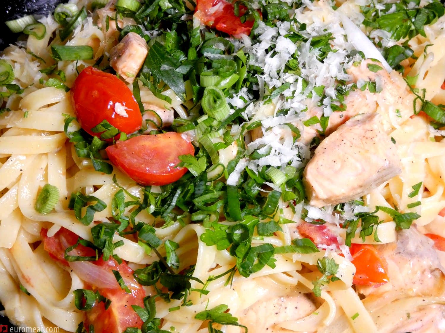Tagiatelle mit Lachswürfeln und Cherrytomaten