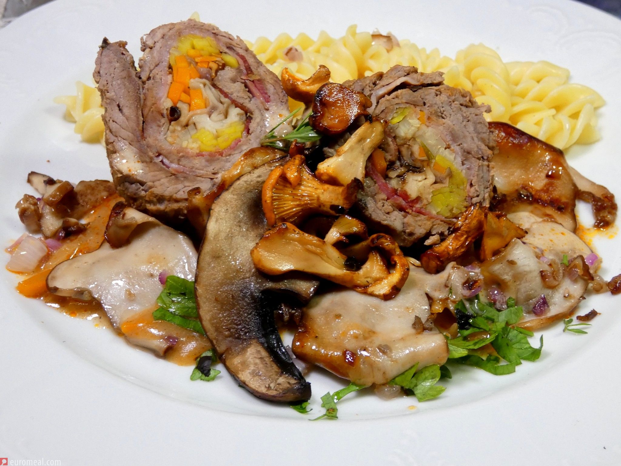 Rinderroulade auf Jäger Art mit Pilzen der Saison - euromeal.com