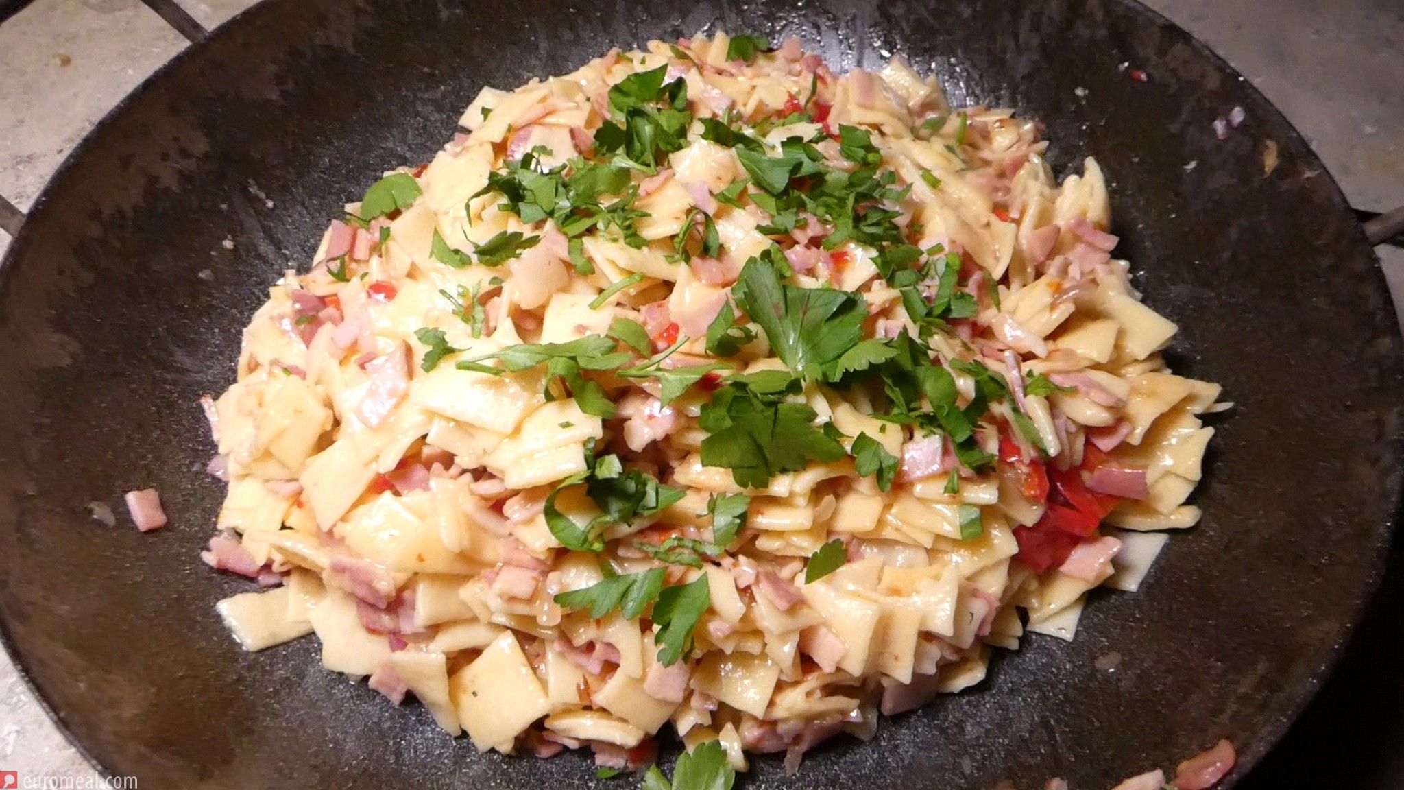 Handmade pasta with ham - euromeal.com