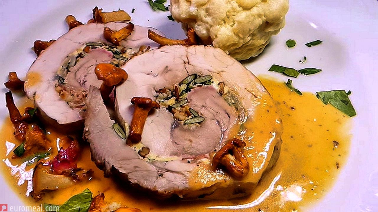 Gerollter Schweinsbraten mit Eierschwammerlfüllung