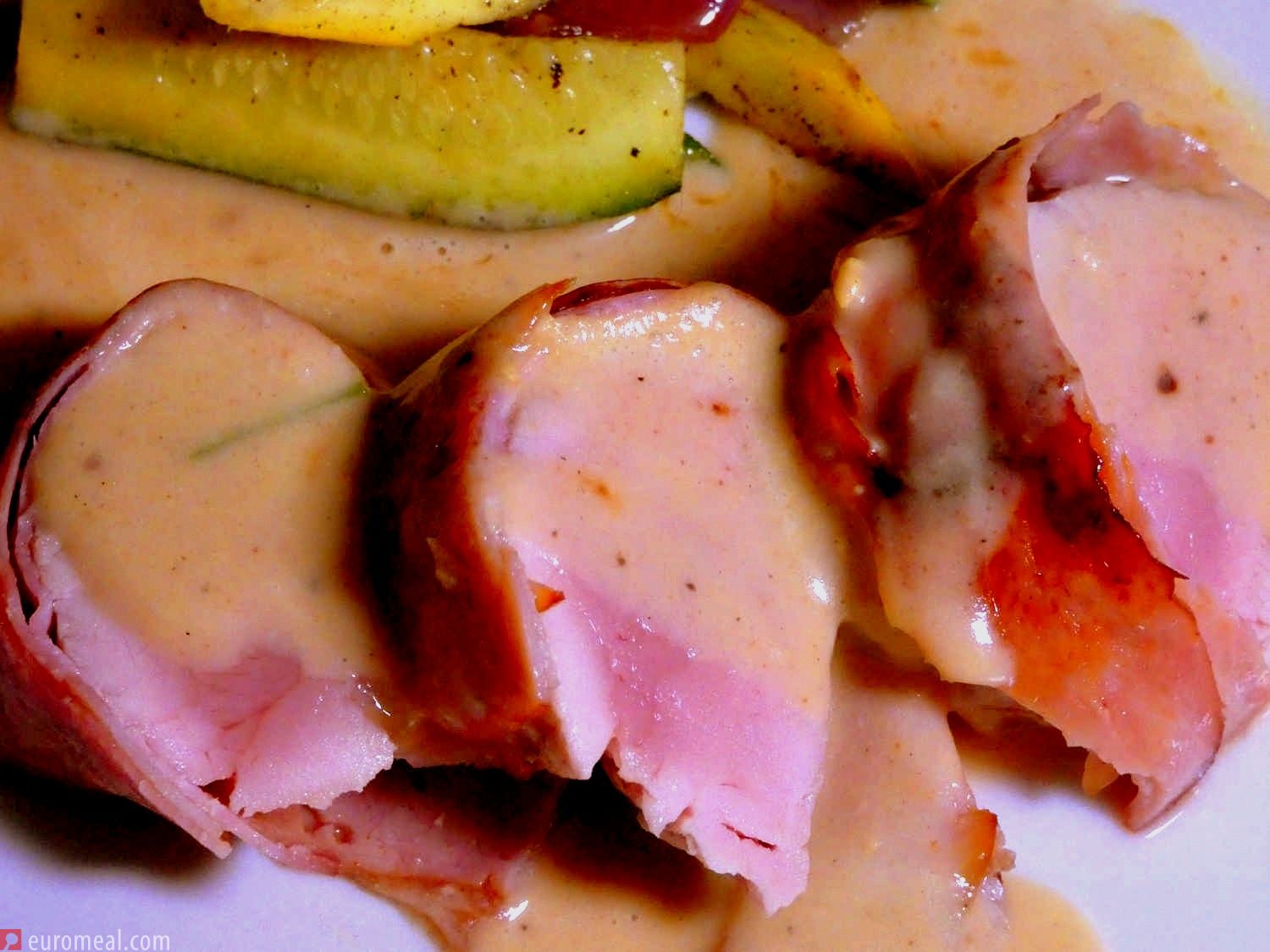 Schweinefilet im Schinkenmantel mit Senfsauce · euromeal