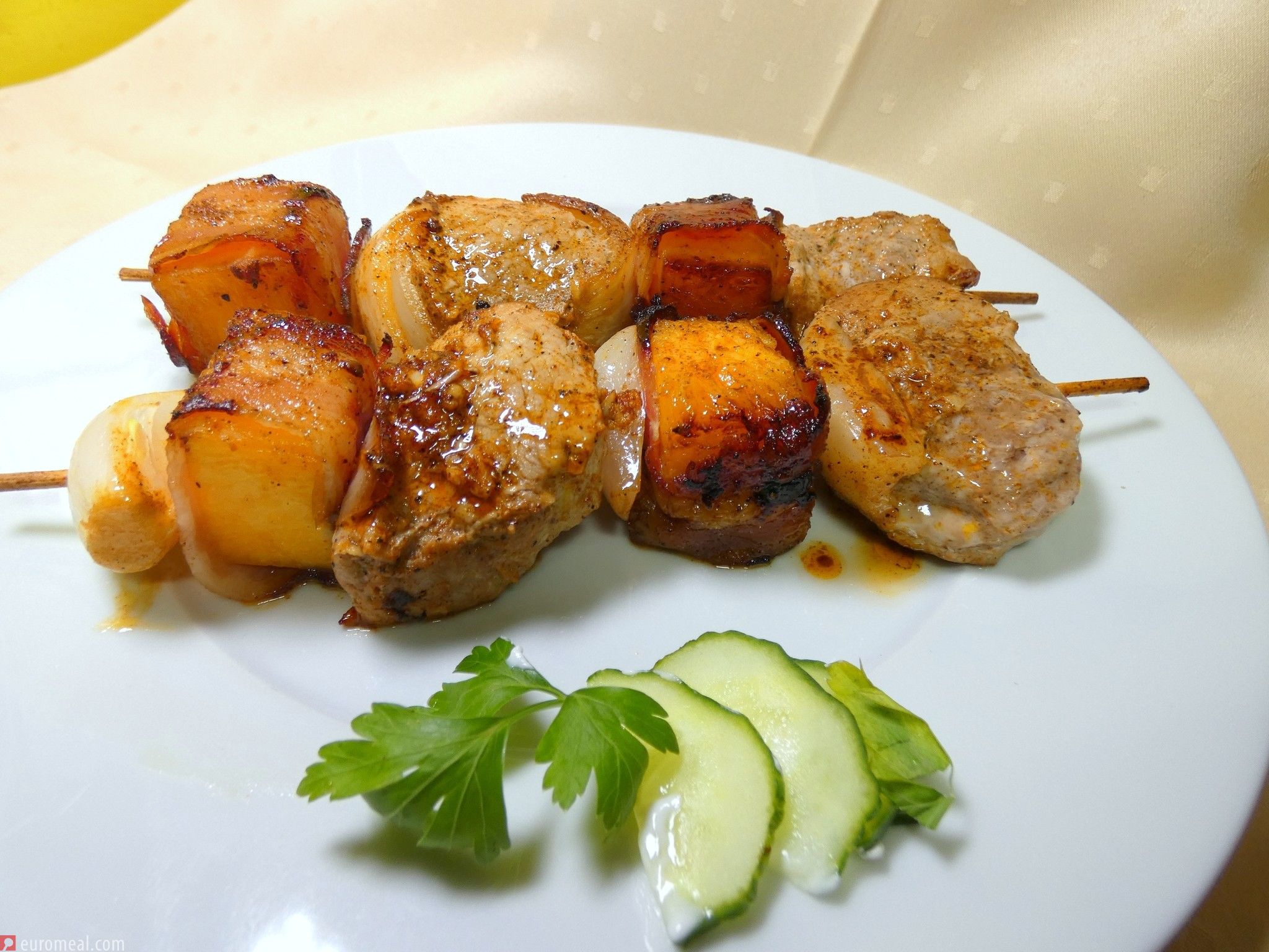 Schweinefiletspieße mit Kürbiswürfeln
