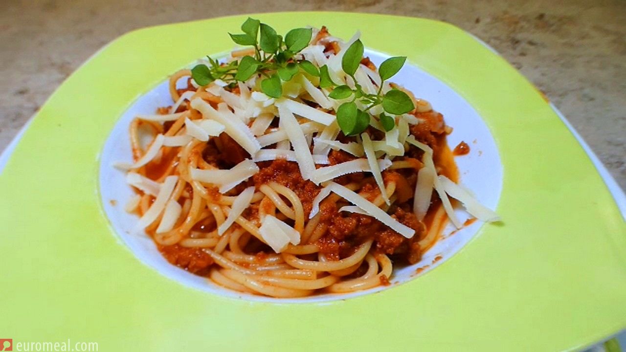 Spaghetti Bolognese mit Parmesan · euromeal