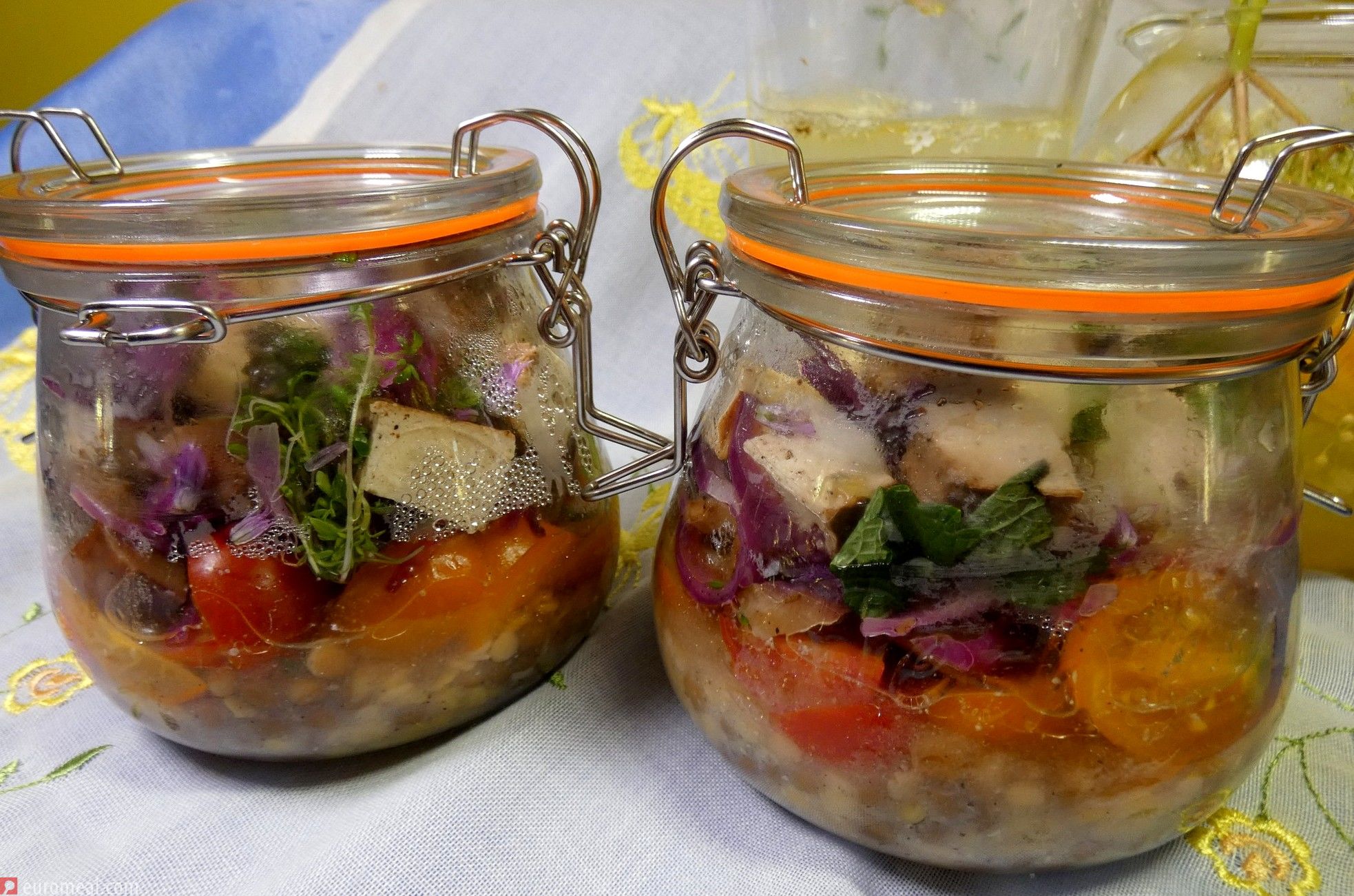 Veganer Schichtsalat mit Linsen, Auberginen und Feta · euromeal