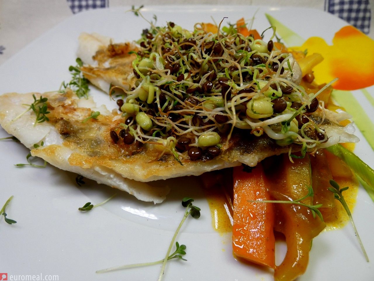 Wurzelgemüse Curry mit gebratenem Zander und Microgreens