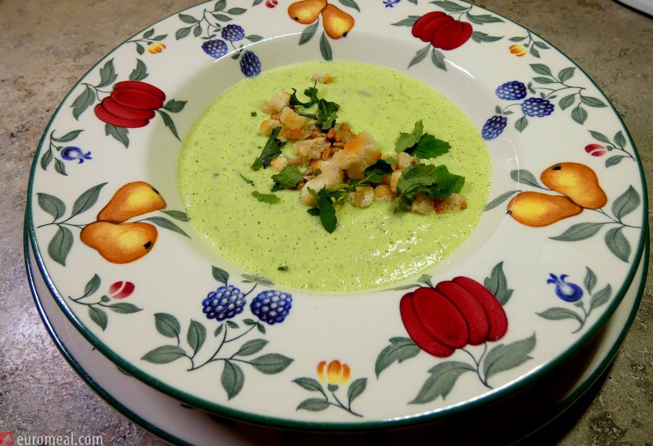 Zucchinicremesuppe mit Weißbrotwürfeln und Sonnenblumenkernen