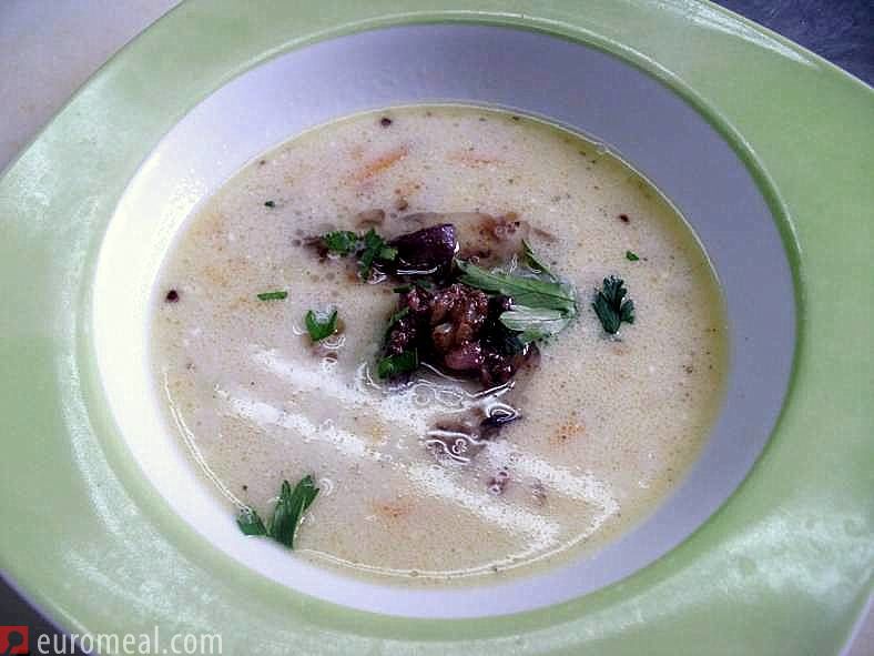 Hühnersuppe mit gebratener Hühnerleber