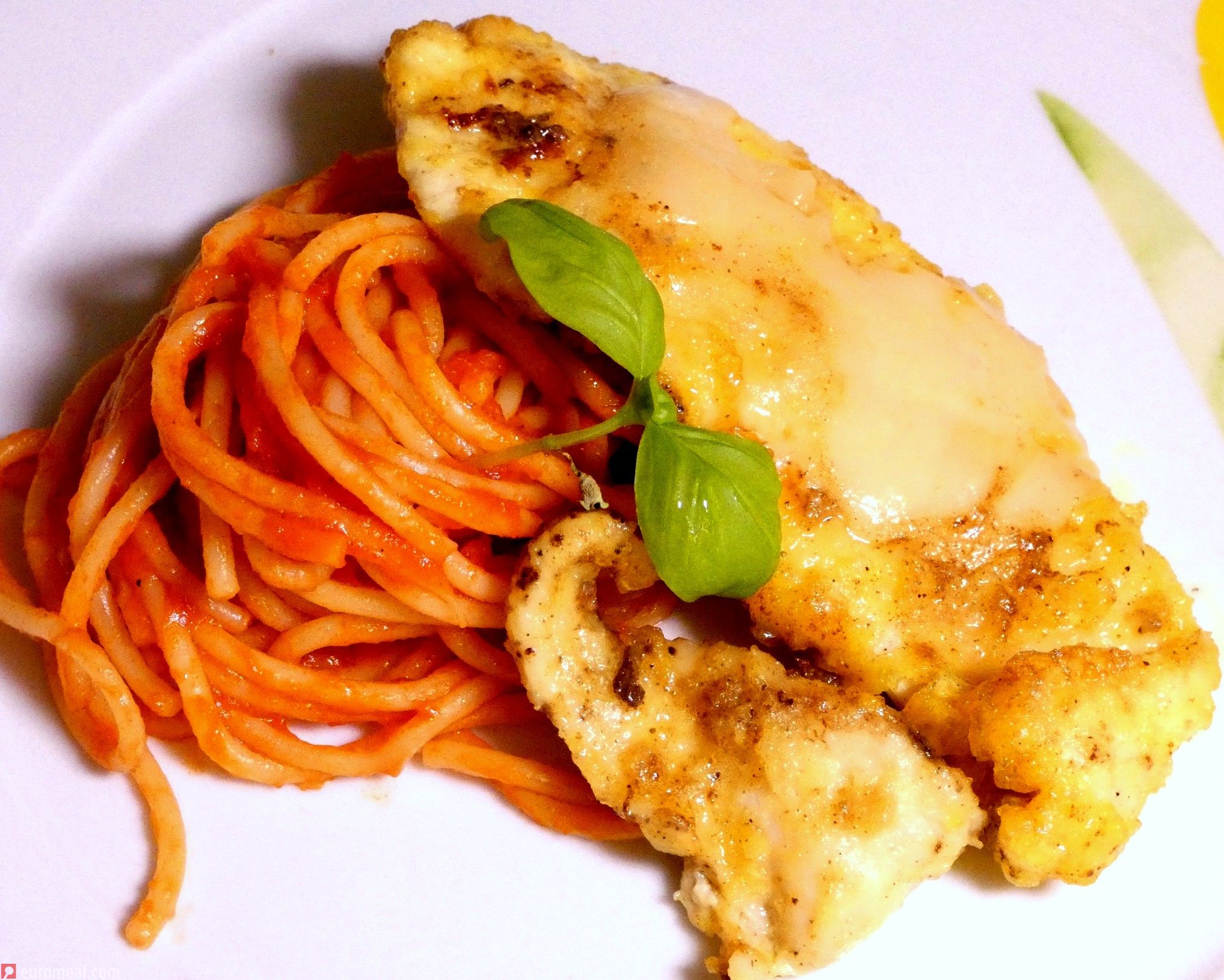 Piccata milanese vom Huhn auf Paradeisspaghetti - euromeal.com