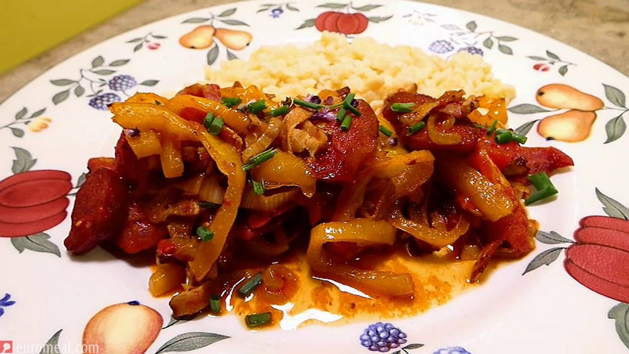 Lecsó kolbasz original ungarisches Letscho mit Wurst und Tarhonya ...