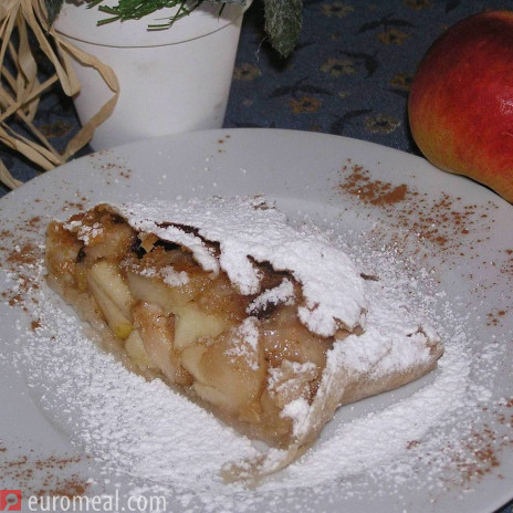 Apfelstrudel gezogener Strudelteig