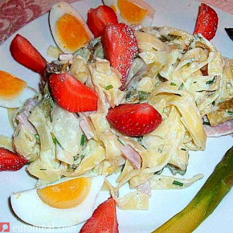 Spargelsalat mit Nudeln und Schinken