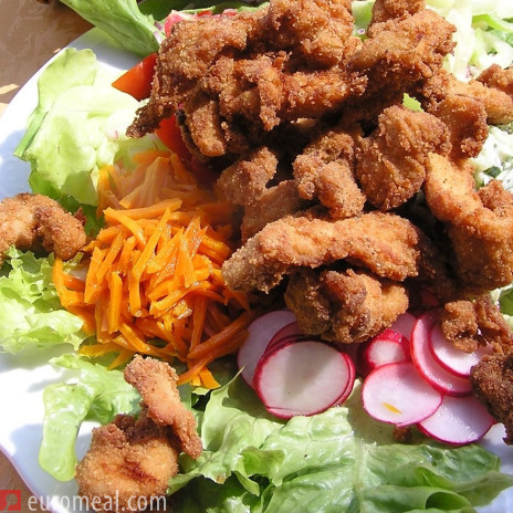 Salat mit gebackenen Hühnerstreifen
