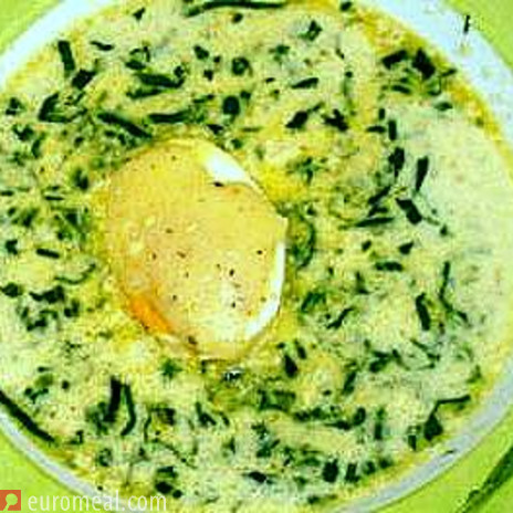 Frühlingskräutersuppe mit überbackenem Ei