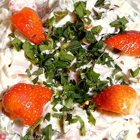 Nudelsalat mit Spargel, Erdbeeren und Wildkräutern