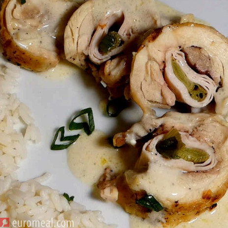 Ausgelöste Hühnerkeule mit Jungzwiebel