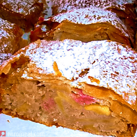 Apfel-Rhabarber-Strudel