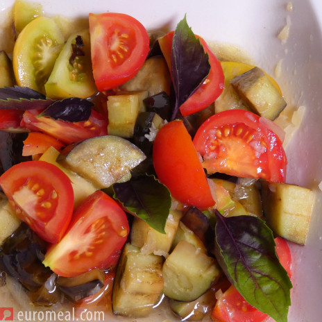 Auberginen Tomaten Salat