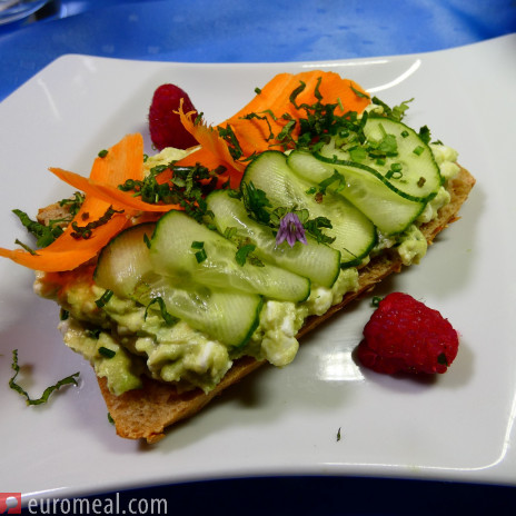 Avocado Aufstrichbrot mit Gemüse garniert
