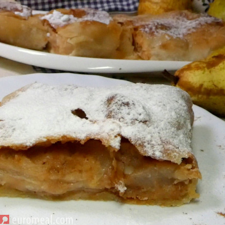 Birnenstrudel aus gezogenem Strudelteig