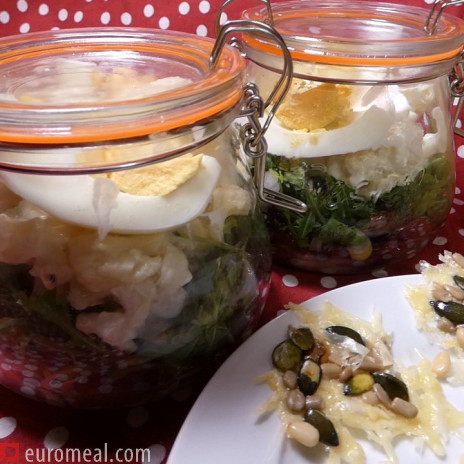 Proteinreicher Schichtsalat mit Karfiol, Bohnen und Ei