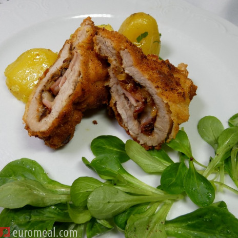 Cordon bleu mit Speck und Röstzwiebeln