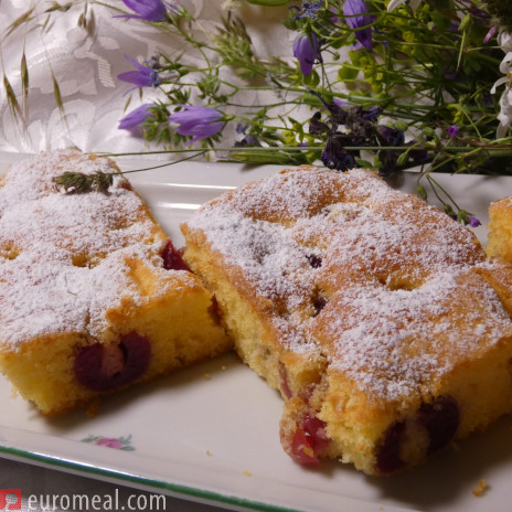 Einfacher saftiger Kirschenkuchen